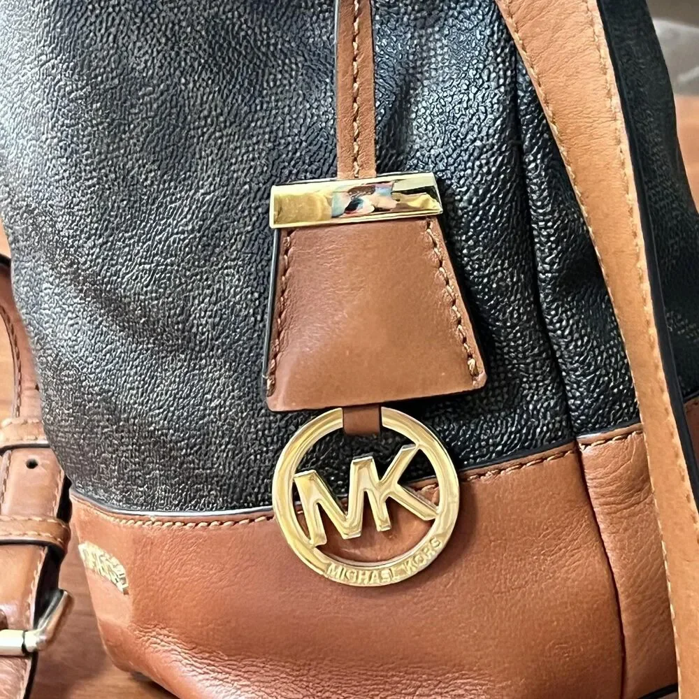 Michael Kors Crossbody Bag Womens Large Brown Monogram Junie Leather MK Charm'